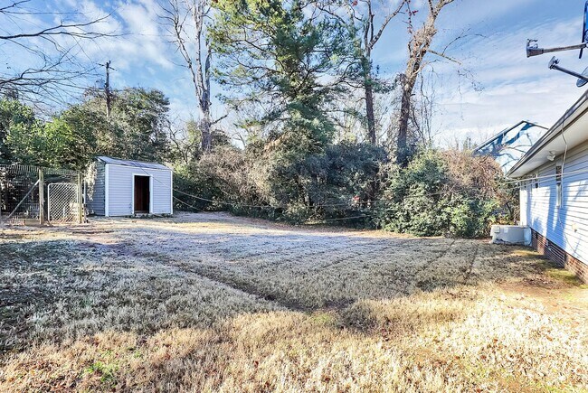 Building Photo - Newly renovated home - 3 Bed/2 Bath