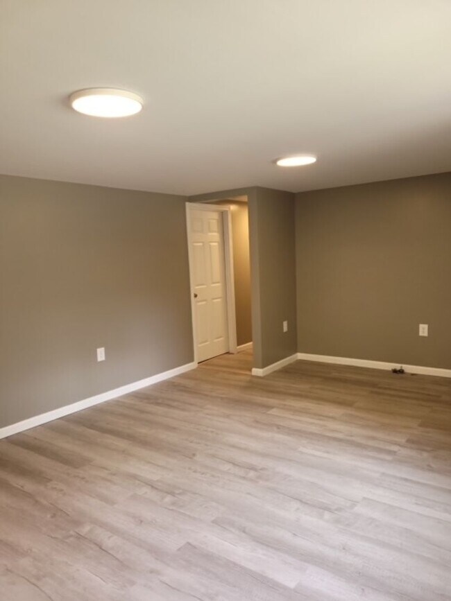 Building Photo - Renovated 3 Bedroom 2 Bath Home on 1 Acre for Rent!