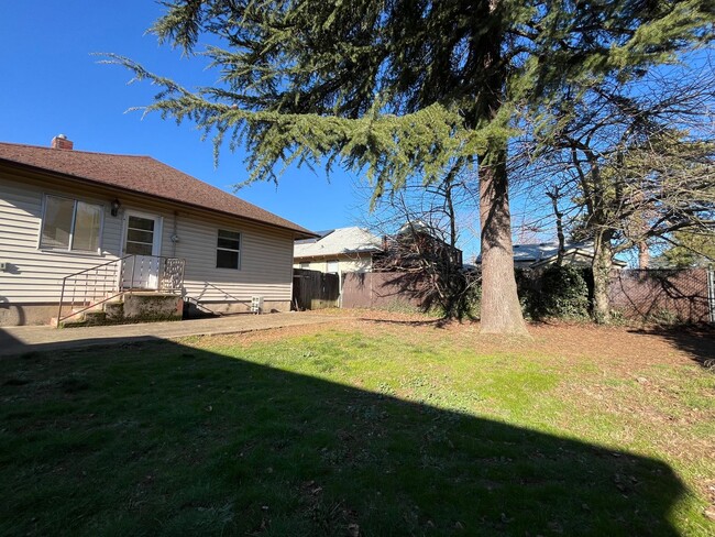 Building Photo - GORGEOUS PORTLAND BUNGALOW, LARGE LOT IN M...