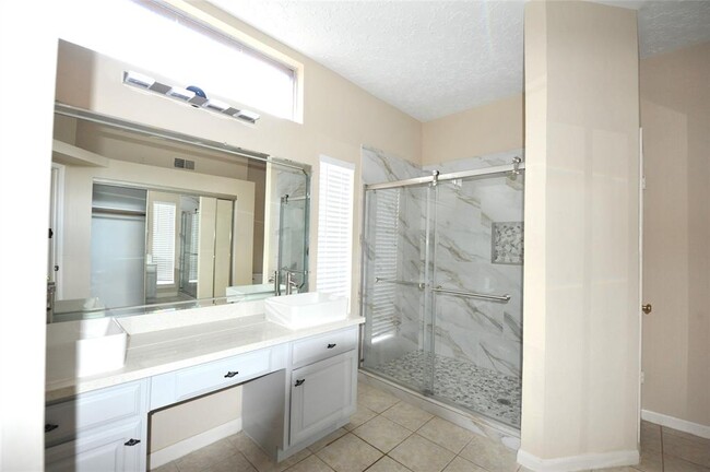 Building Photo - 3123 Redcliff Dr