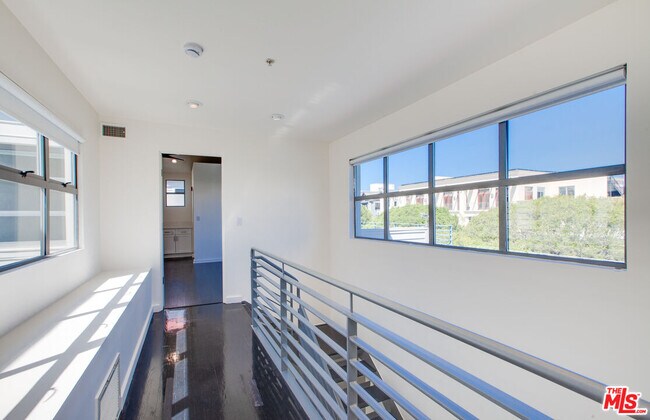 Building Photo - 1358 4th St