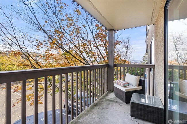 Building Photo - 2550 Thorndyke Ave W