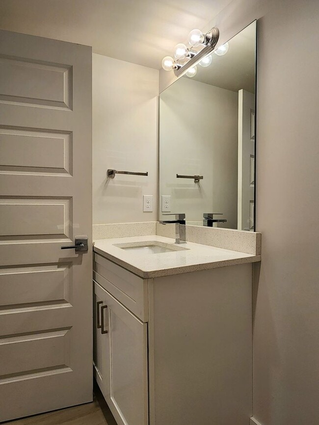 Building Photo - Gulf Shores 2/2.5 cottage available now