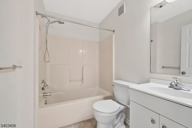 Building Photo - 110-PT112 Redwood Ave