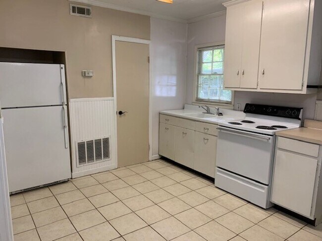 Building Photo - 1 Bedroom Duplex located in Historic Valdo...