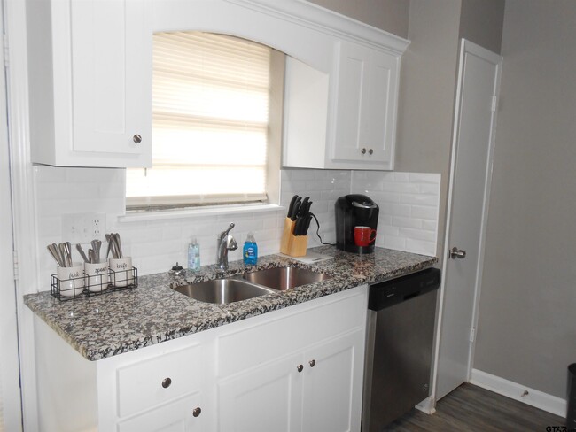 Building Photo - 7108 Gatewood Dr