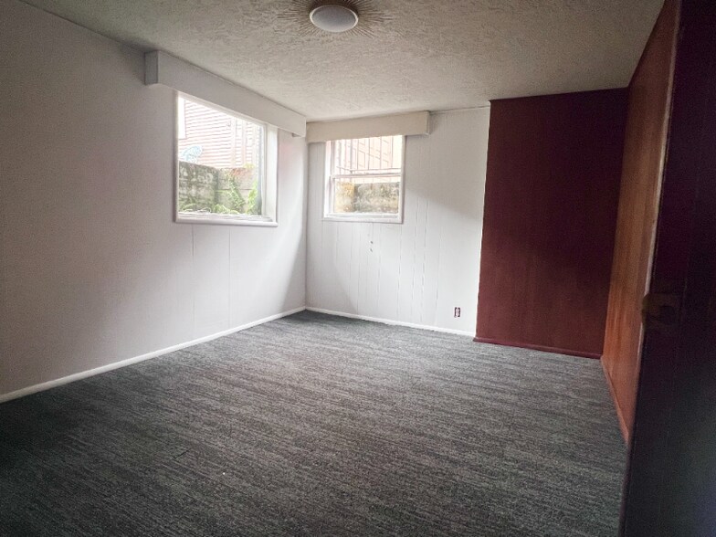 Building Photo - 317-319 NE 66th Ave