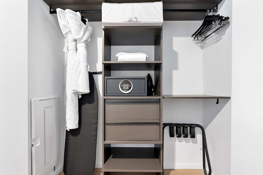 Building Photo - 398 NE 5th St