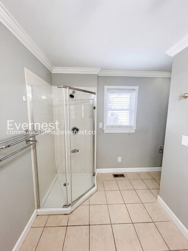 Building Photo - 3 Bed/2 Bath Home with Off-Street Parking / Pet-Friendly / Available Now!