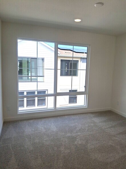 Building Photo - 2586 Delphinium Ln