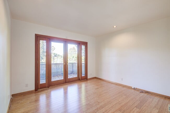 Building Photo - HOLIDAY SPECIAL***2 WEEKS FREE** 3 Bed/2 Bath Oasis in Royal Woods - Available Now