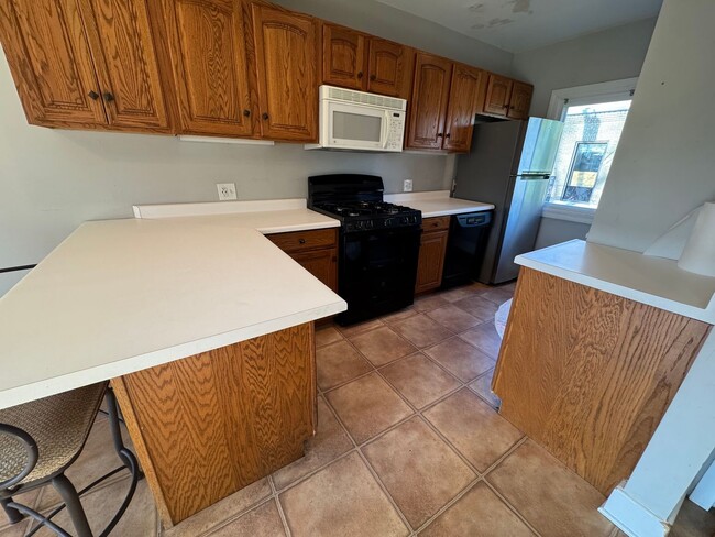 Building Photo - 3 bedroom 1 bath home with a sunroom in Davenport