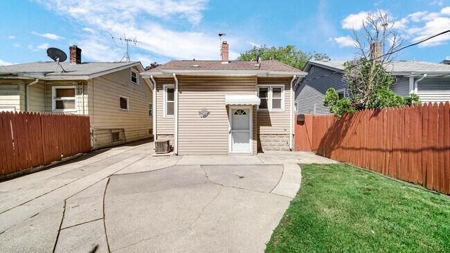 Building Photo - 2 Bedroom 1.5 Bathroom House for Rent!