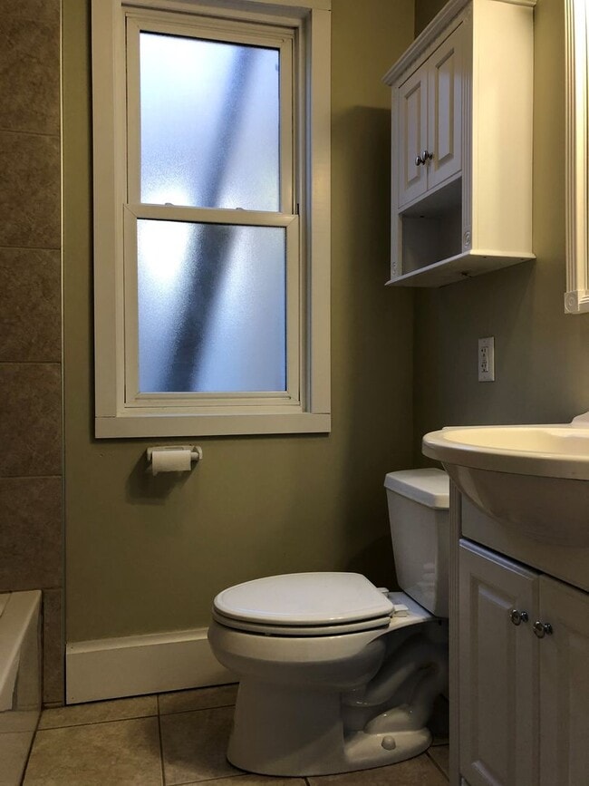 Building Photo - Amazing Vintage Townhouse. Uber Convenient...
