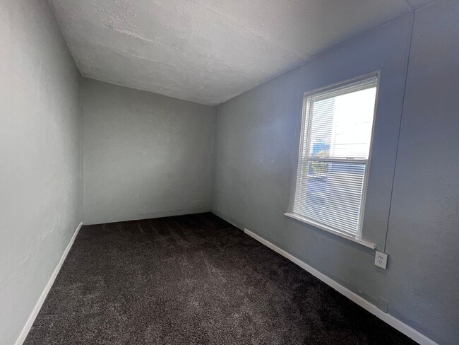 Building Photo - Bright Upper Two Bedroom Unit! Recently Remodeled!