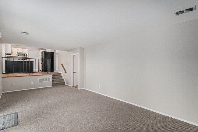 Building Photo - 3 bedroom 2.5 bathroom in Heather Ridge!