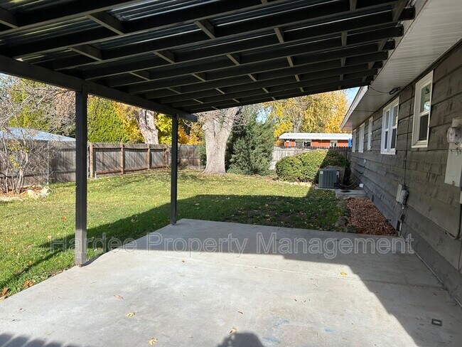 Building Photo - 1835 Broadmoor Dr