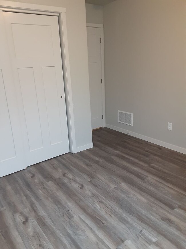 Building Photo - Modern Living in a 3-Bed, 2-Bath Townhome with Attached 2 Car Garage