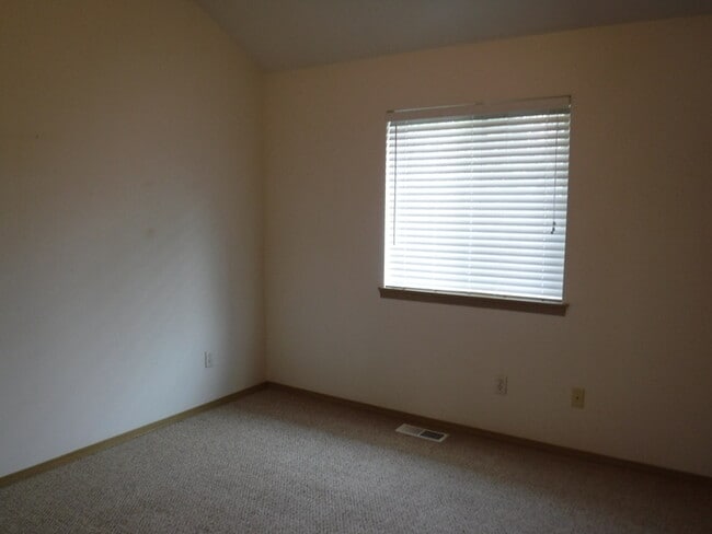 Building Photo - Townhouse with a private yard