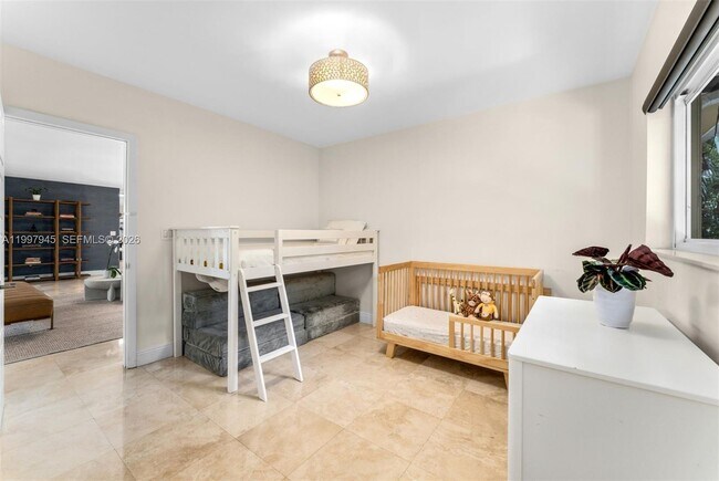 Building Photo - 611 Santurce Ave