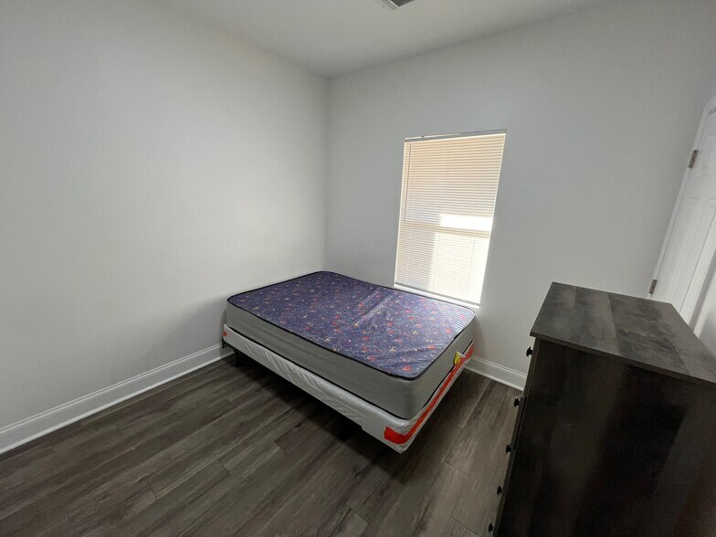 Building Photo - 702 Carmen Ave