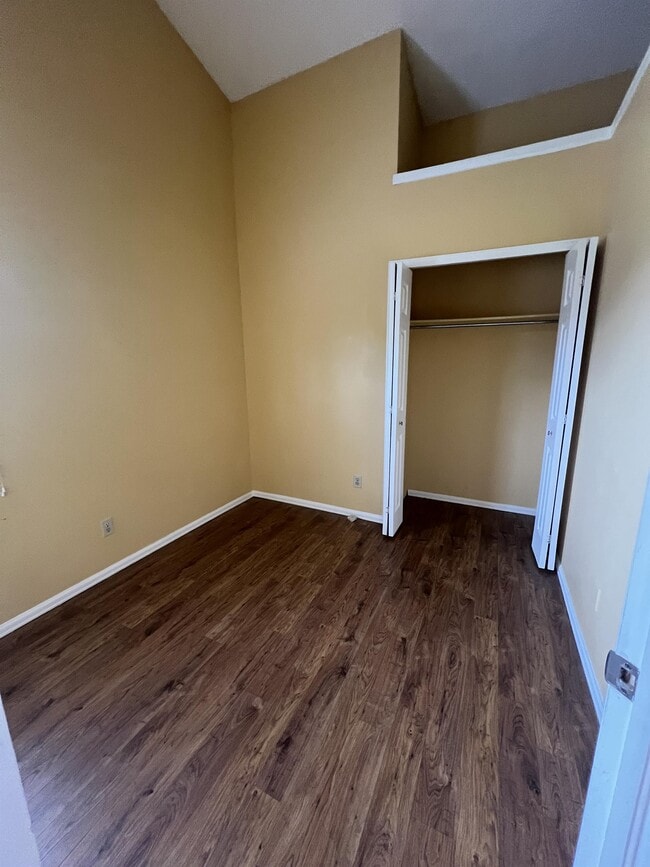 Building Photo - 870 London Green Way