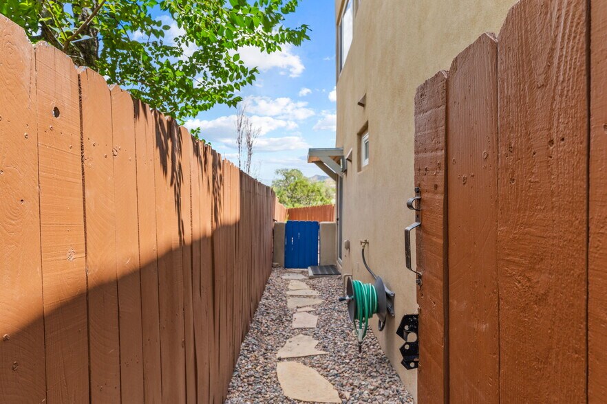 Building Photo - 2132 Ridgeview Cir