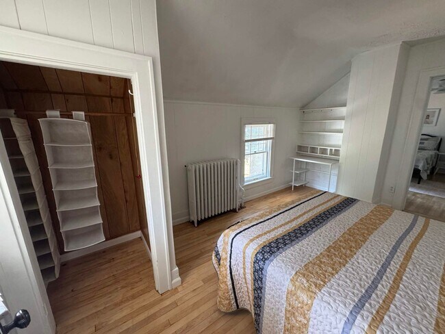 Building Photo - 3 Bedroom, 1.5 Bath, Furnished Home in Houghton