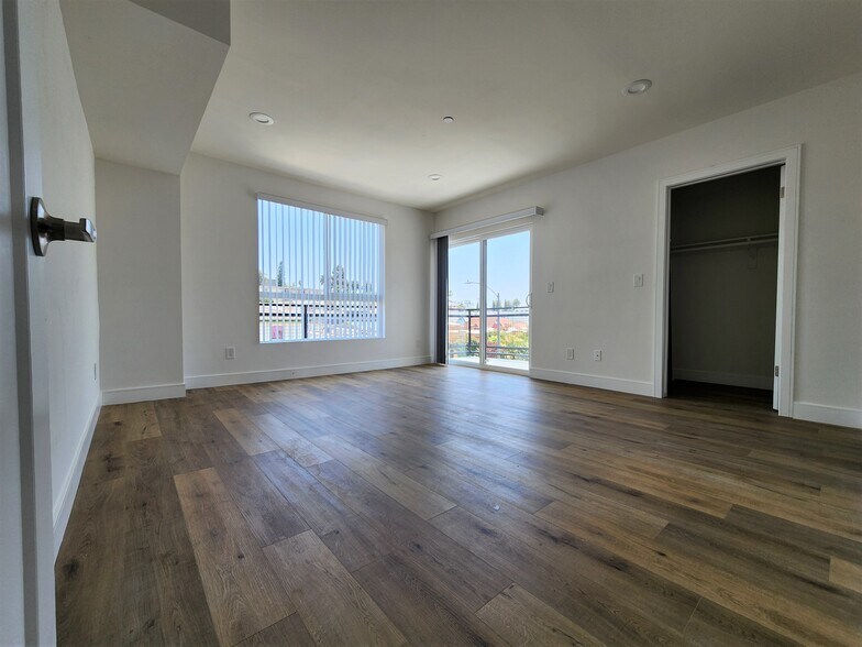 Building Photo - 543 N Kingsley Dr