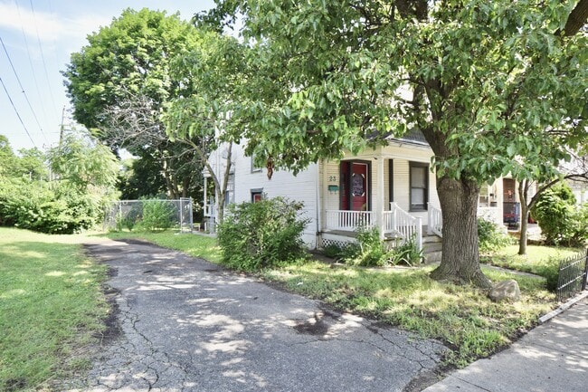 Building Photo - 23 E Parkwood Dr