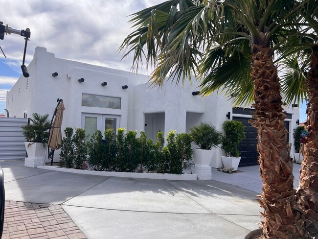 Building Photo - 9762 Palm Dr