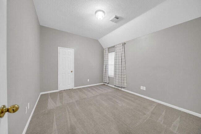 Building Photo - MOVE IN READY! Cream-of-the-crop location in the heart of the cul-de-sac!