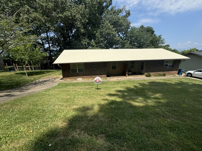 2 Bed 1 Bath in Rossville w/ Huge Storage ... - 405 Missionary Ave ...