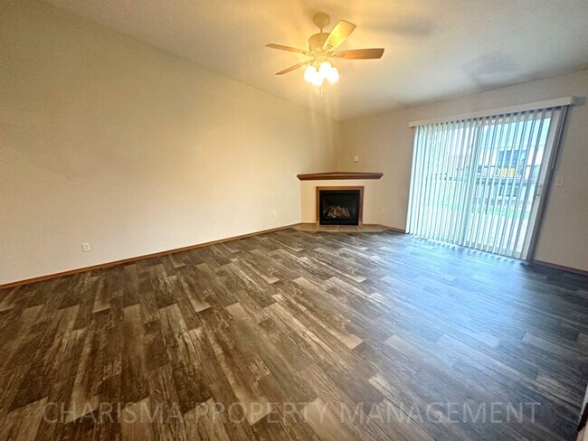 Building Photo - 4 BEDROOM, 2 BATH TOWN HOME, PET FRIENDLY, AMENITY FILLED, DOUBLE ATTACHED GARAGE!
