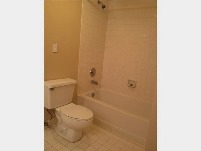 Building Photo - 2831 N Oakland Forest Dr