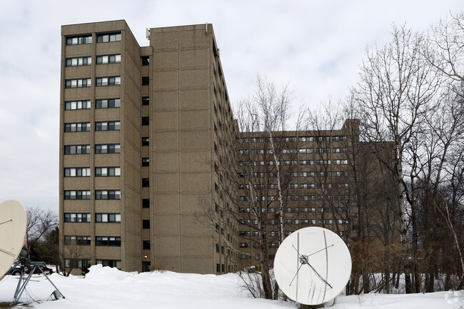 Building Photo - Colonial Point Apartments