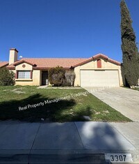 Building Photo - Great 4 + 2 in Rosamond!