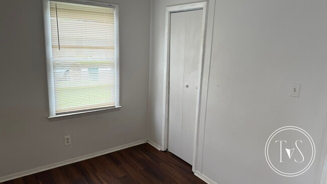 Building Photo - 1514 Heron St