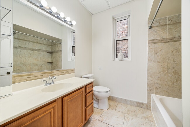 Building Photo - 1848 W Wabansia Ave