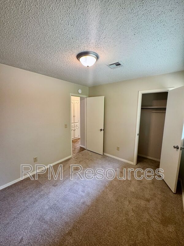 Building Photo - 405 Meadow Lake Dr