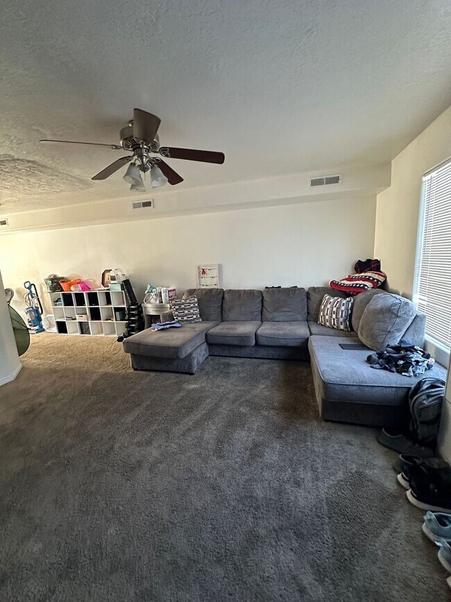 Building Photo - Charming Townhome