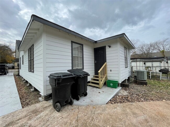 Building Photo - 827 Booth St