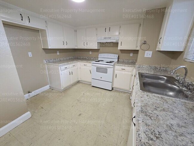 Building Photo - 2 bedroom 1.5 bathroom townhouse