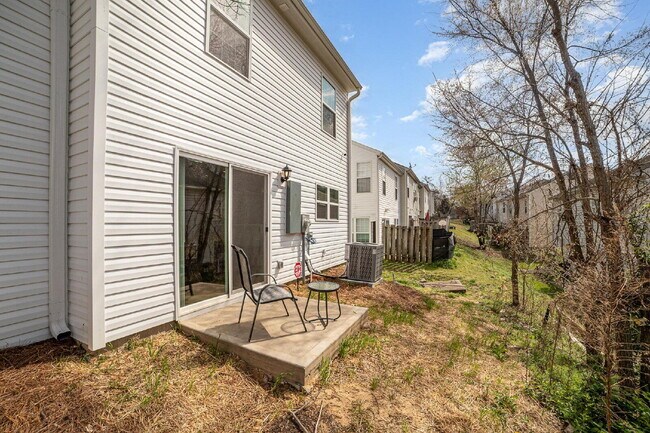 Building Photo - Comfortable & cozy Charlotte Townhouse 10 min from uptown