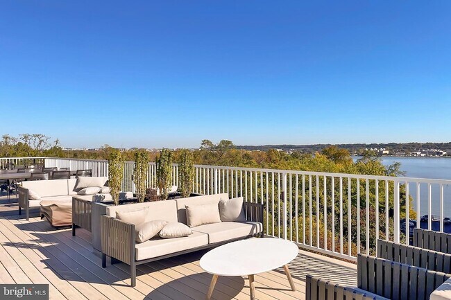 Building Photo - 635 Slaters Ln