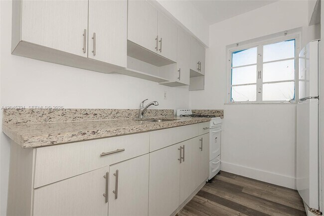 Building Photo - 8340 Crespi Blvd