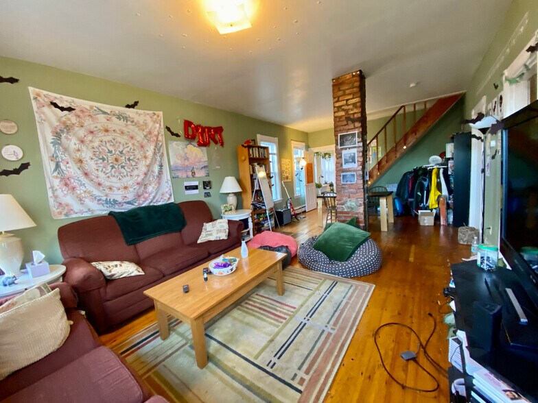 Building Photo - 168 Hillside St