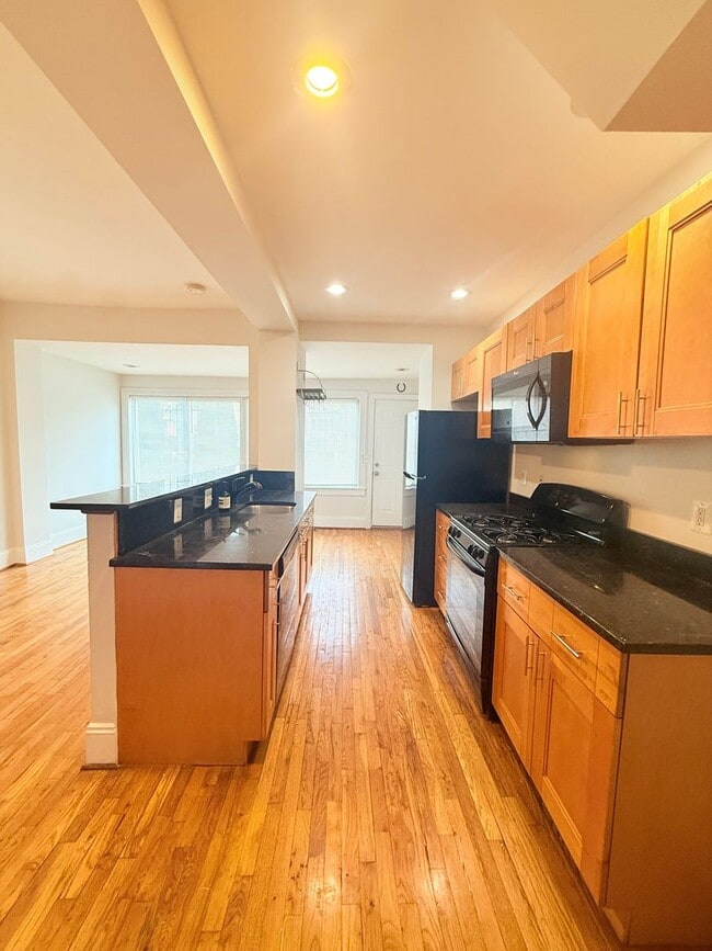 Building Photo - Eckington 3 Bedroom/ 2 Bath TH convenient to Metro  & Howard U