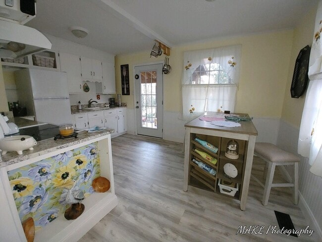 Building Photo - Charming Cottage in Park Circle — Modern Updates, Big Backyard!