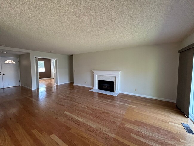 Building Photo - Welcome to this charming 3-bedroom, 2-bath home located in a desirable Oakmont 55+ adult community